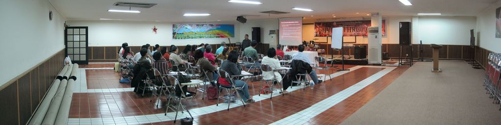 Kelas KOM 300 di Gedung Lautan, pelajaran 330.2 Doa Pra-Penginjilan, dengan pengajar Pdp Iksan Palopo (28 September 2010)