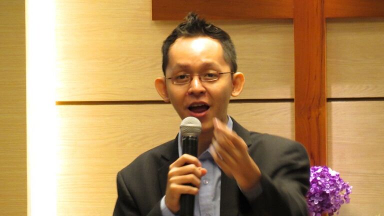 Josua Iwan Wahyudi dalam Ibadah Raya Minggu, 17 Juni 2012 di Graha Amal Kasih, GBI Danau Bogor Raya