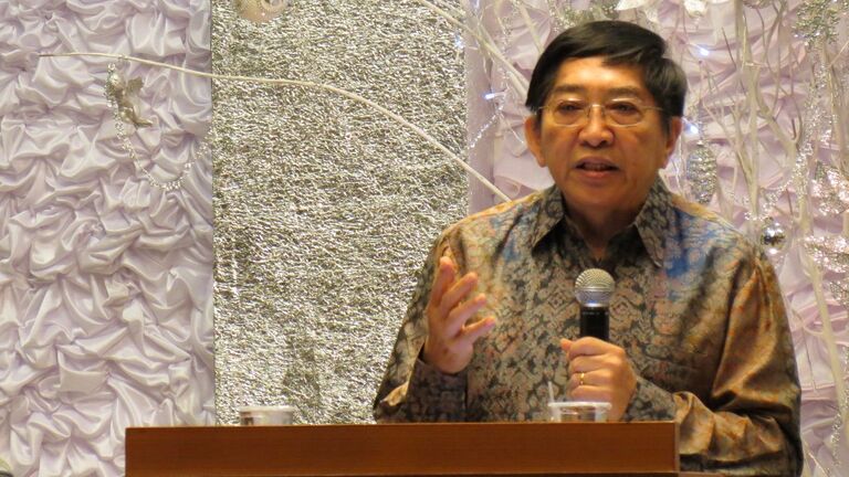 Pdt Dr Danny Tumiwa, SH, MTh dalam Ibadah Raya, Minggu, 19 Februari 2012, di GBI Danau Bogor Raya.