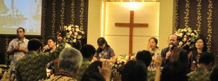 Pdt Daniel Ulaan dan istri, Ibu Magda Ulaan, melayani dalam Ibadah Raya 1, GBI Danau Bogor Raya pada 22 Juni 2010