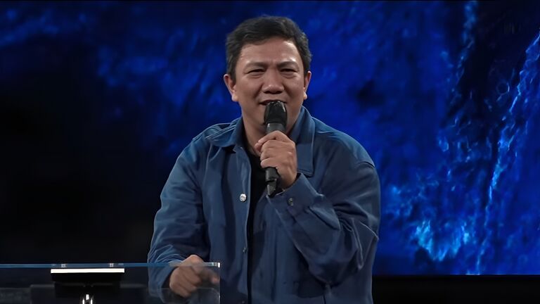 Pdp James Farlow Mendrofa, MHum dalam Pentecost Revival Week, Kamis, 21 Mei 2026, di GBI Danau Bogor Raya.