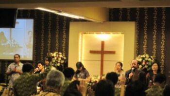 Pdt Daniel Ulaan dan istri, Ibu Magda Ulaan, melayani dalam Ibadah Raya 1, GBI Danau Bogor Raya pada 20 Juni 2010
